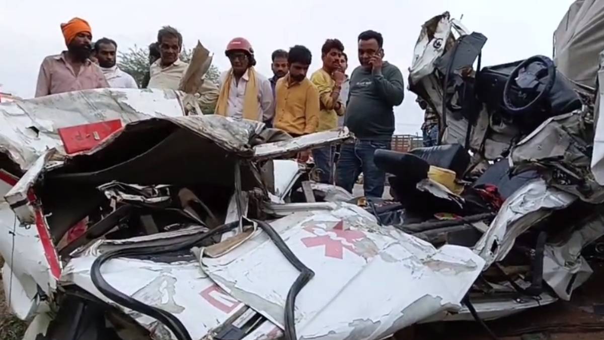 ट्रक की टक्कर से एंबुलेंस के उड़े परखच्चे: ड्राइवर की मौके पर मौत, पत्नी और दो बच्चे गंभीर रूप से घायल