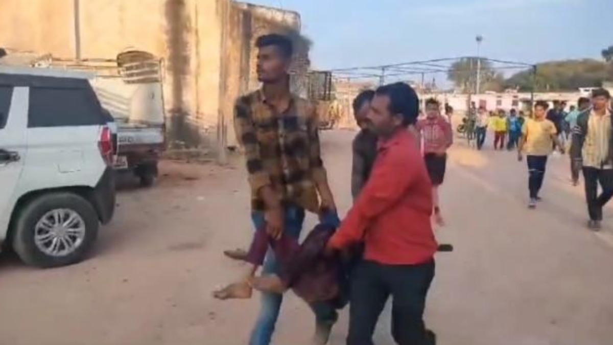 MP: पतंग उड़ाने के दौरान स्कूल की छत से गिरा मासूम, अस्पताल में भर्ती