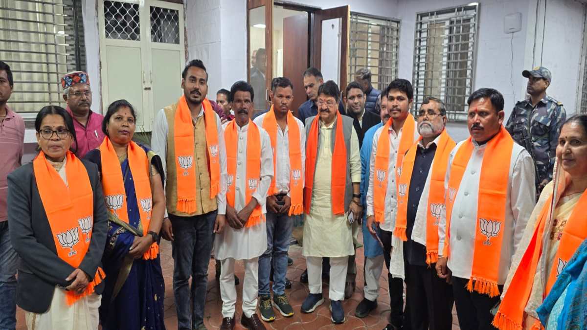 कमलनाथ के गढ़ से कांग्रेस को बड़ा झटका: 7 कांग्रेसी पार्षदों ने थामा BJP का दामन, CM मोहन से की  मुलाकात