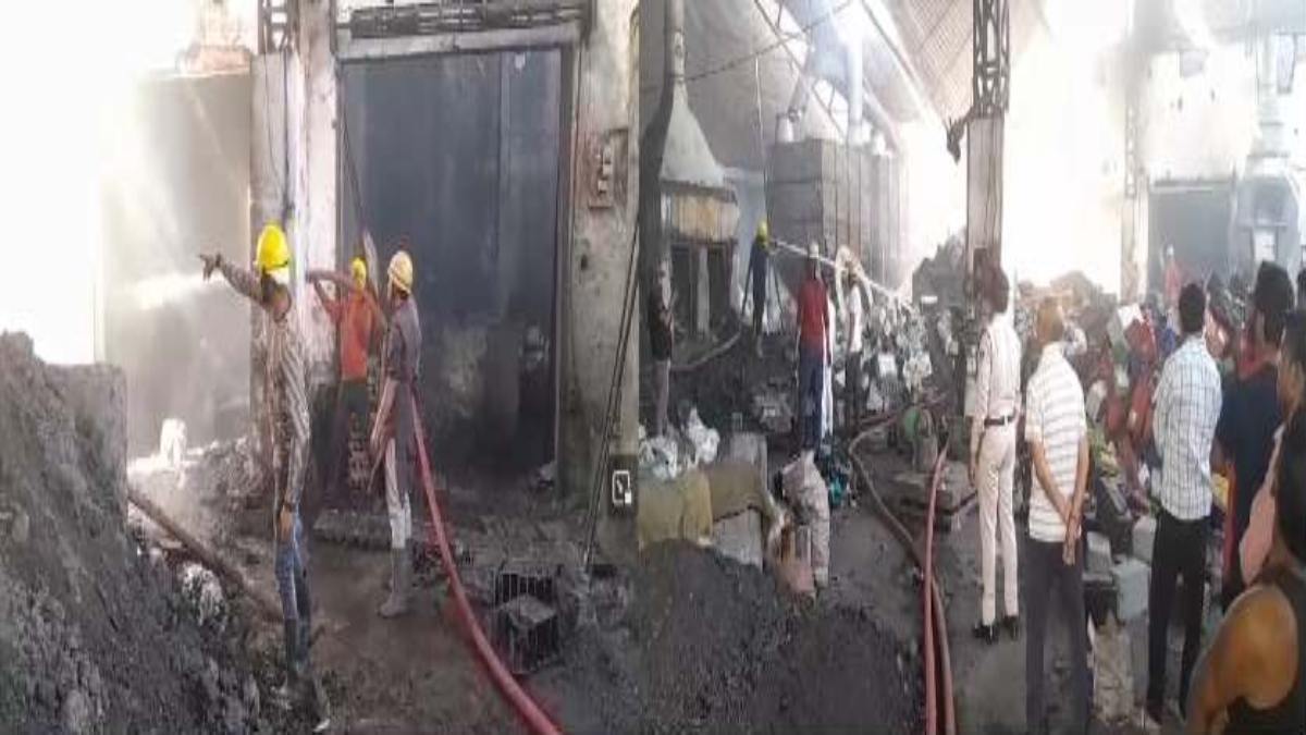 बंद पड़ी बैटरी की फैक्ट्री में लगी भीषण आग: लाखों को माल जलकर राख, आग पर काबू पाने की कोशिश जारी