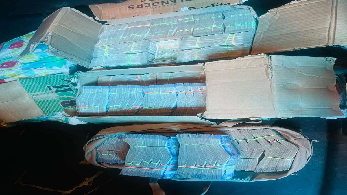 बड़ी कार्रवाई: चेकिंग के दौरान कार में मिला 56 लाख कैश, नोटों से भरा कार्टून और थैला देख पुलिस भी हैरान
