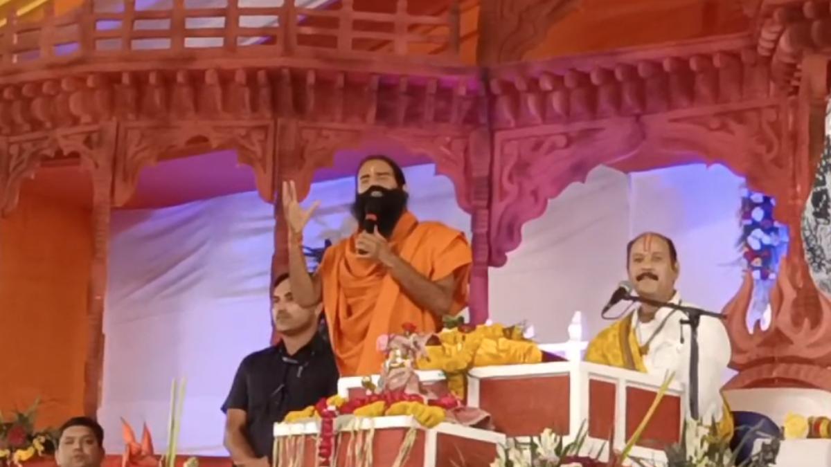 कुबेरेश्वर धाम पहुंचे बाबा रामदेव: पंडित प्रदीप मिश्रा से की मुलाकात, कहा- मैं भी शिवजी का भक्त, लेकिन…