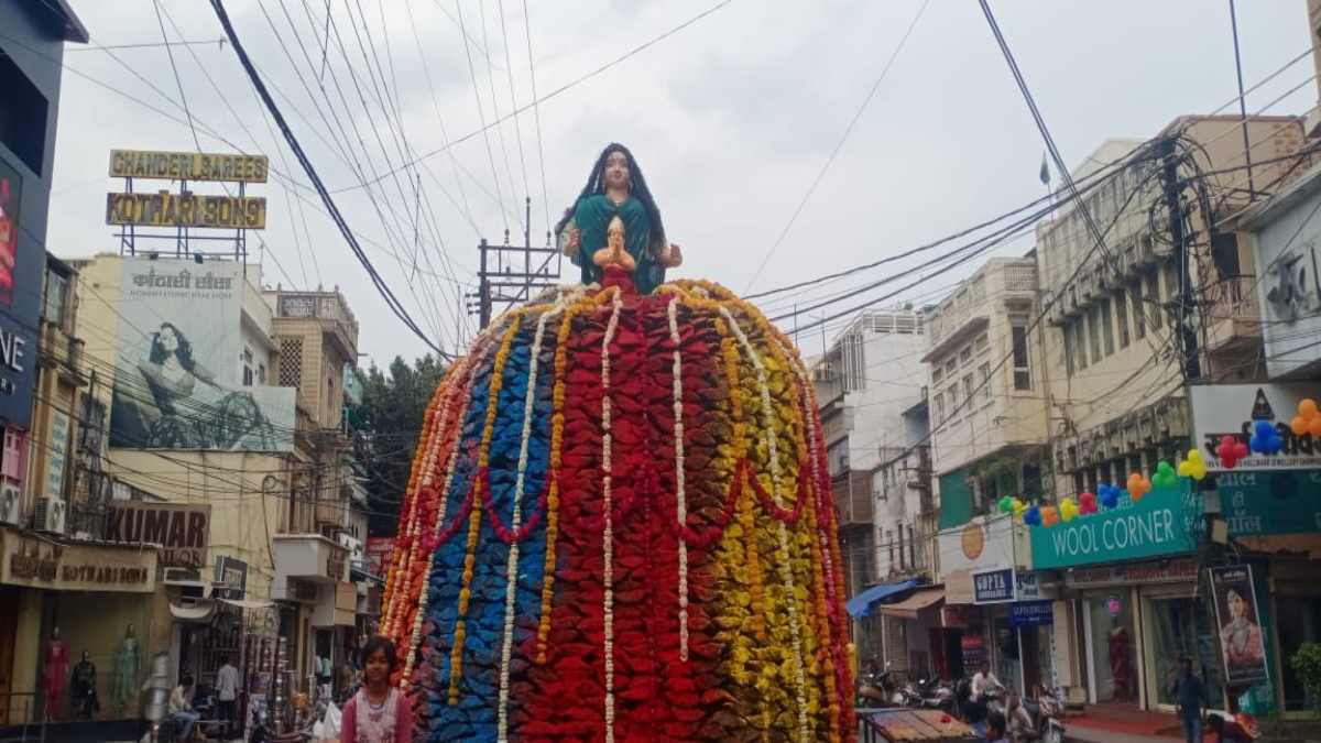 शहर की सबसे बड़ी 15 फीट ऊंची होलिका तैयार: 25 हजार गोबर के कंडों से बनी, दहन के पहले लोकसभा चुनाव में मतदान की दिलाई जाएगी शपथ