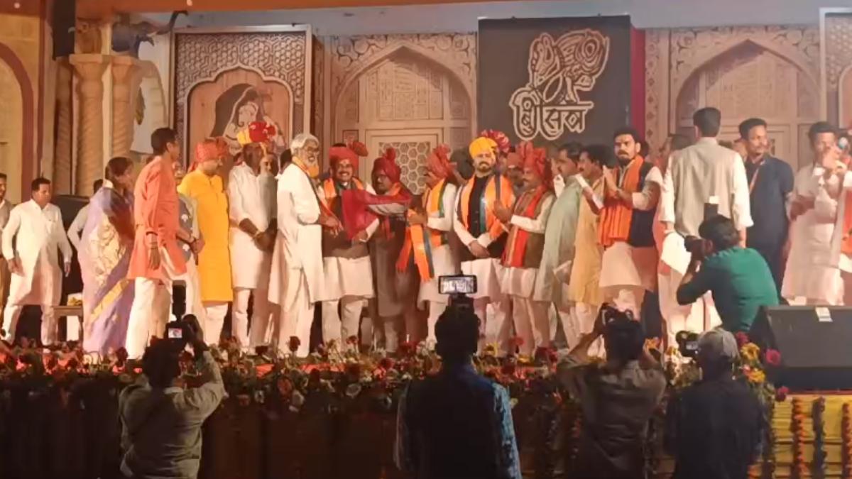 कांग्रेस को लगा एक और झटका: पूर्व विधायक ने अपने समर्थकों के साथ थामा BJP का दामन, CM मोहन-VD शर्मा ने किया स्वागत