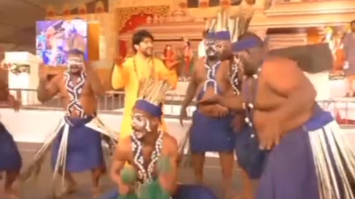 राधे राधे… बागेश्वर बाबा का अफ्रीकन डांस करते VIDEO वायरल, मंच पर कलाकारों के साथ जमकर किया नृत्य