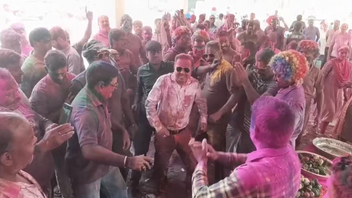 MP में UP वाला ठुमका: SP ने बॉलीवुड गानों पर किया जमकर डांस, पुलिस जवानों ने उड़ाए पैसे, VIDEO वायरल