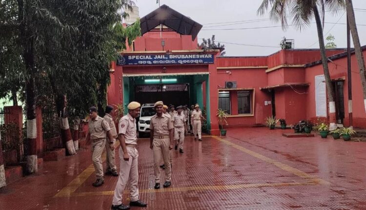 भुवनेश्वर :  झारपाड़ा जेल पर पुलिस ने मारा छापा, गांजा-तम्बाकू जब्त