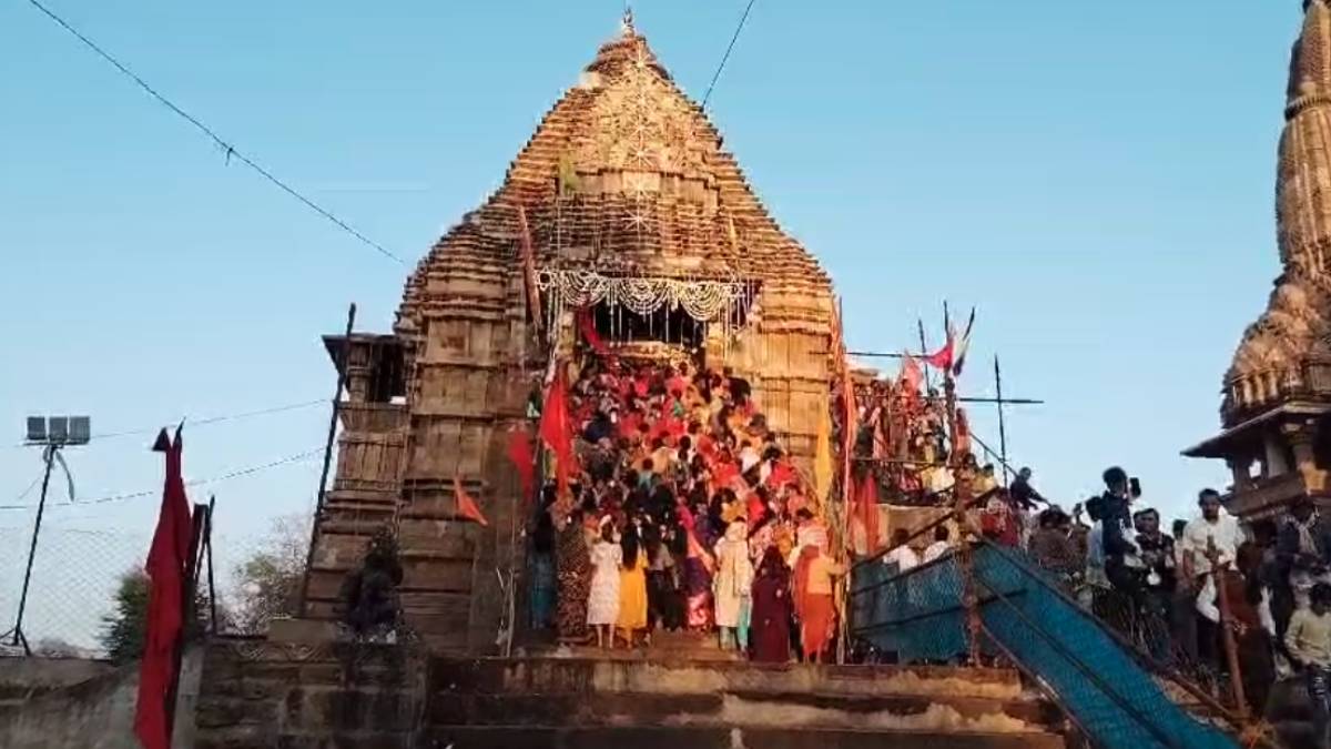 Mahashivratri 2024: बाबा महाकाल की नगरी में उत्साह, खजुराहो के मतंगेश्वर महादेव मंदिर में जल अर्पण करने पहुंच रहे श्रद्धालु