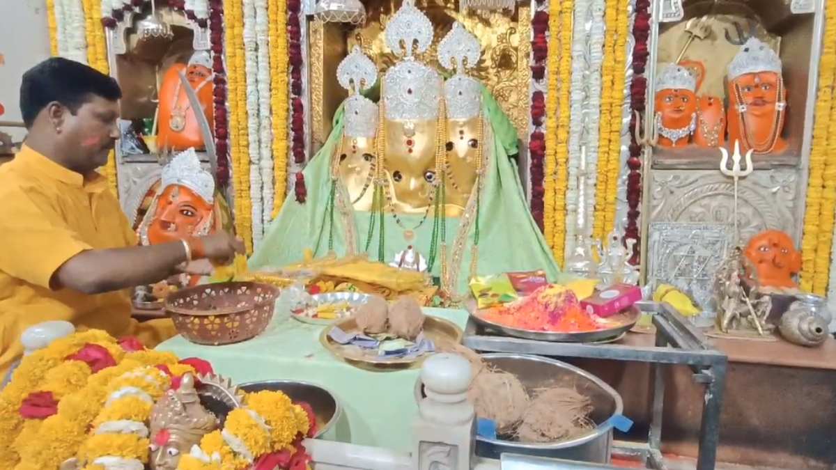 होली पर मां बगलामुखी मंदिर में हुआ आकर्षक श्रृंगार: माता को लगाई गुलाल, राधा कृष्ण मंदिर में मनाया गया त्योहार