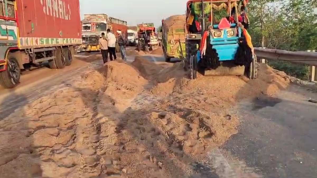 सड़क पर रेत फैलाकर भागे रेत माफिया: चार ट्रैक्टर ट्राली और दो बाइक जब्त, तीन गिरफ्तार