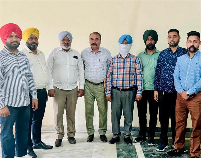 गुरदासपुर के एसपी का रीडर रिश्वत लेते गिरफ्तार