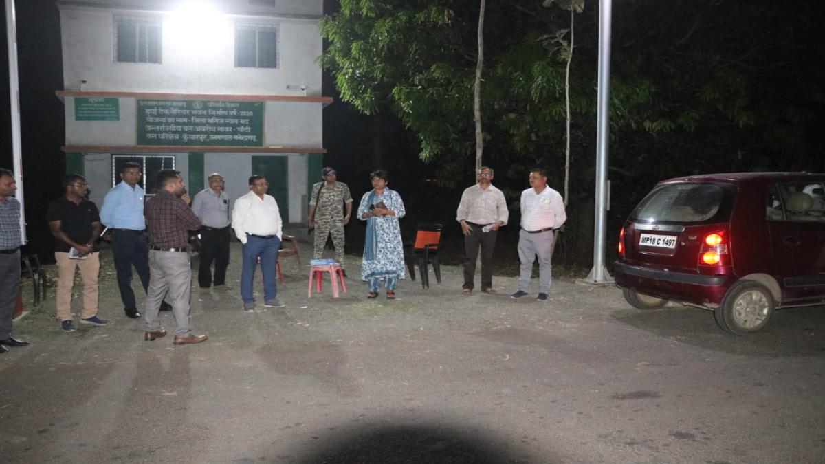 पटवारी पर गिरी निलंबन की गाज: चुनावी ड्यूटी के दौरान चेक पोस्ट पर मिले अनुपस्थित, कमिश्नर ने किया सस्पेंड