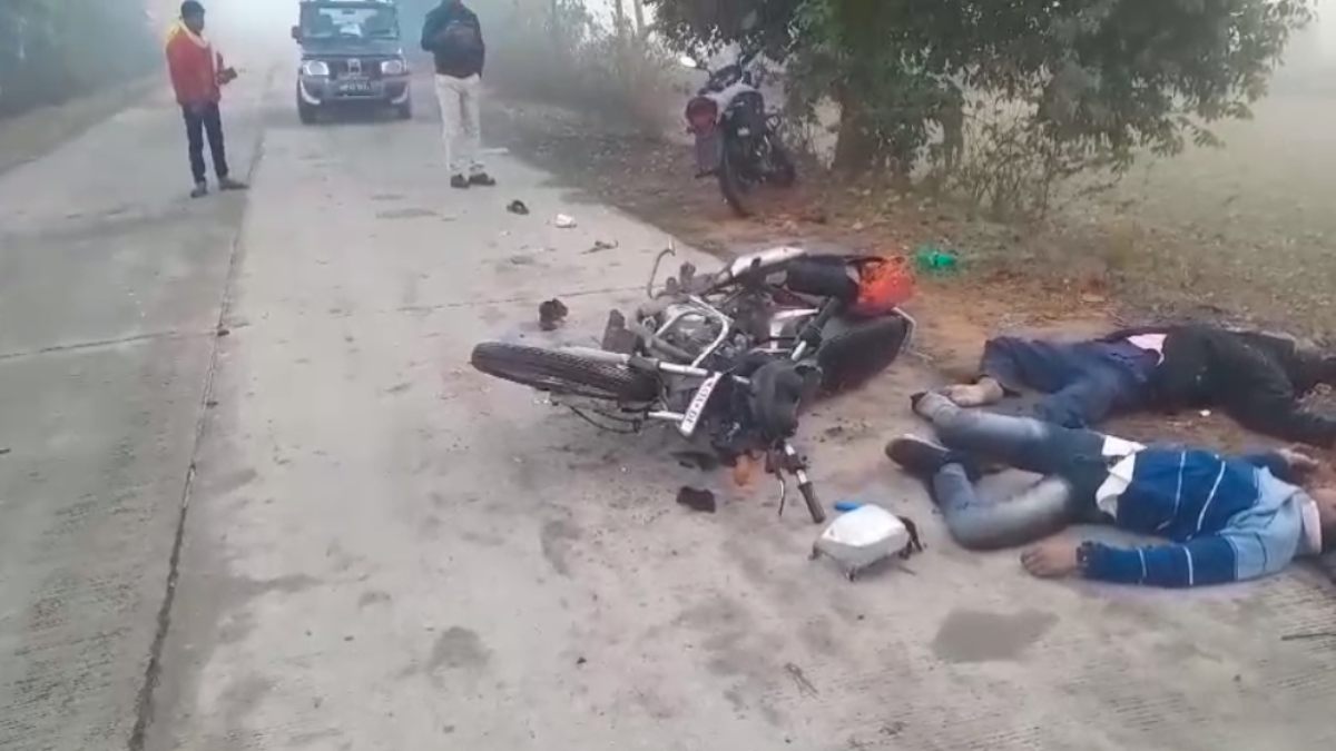 शादी समारोह से लौट रहे पिता-पुत्र की मौत: अज्ञात वाहन ने बाइक को मारी टक्कर, एक घायल