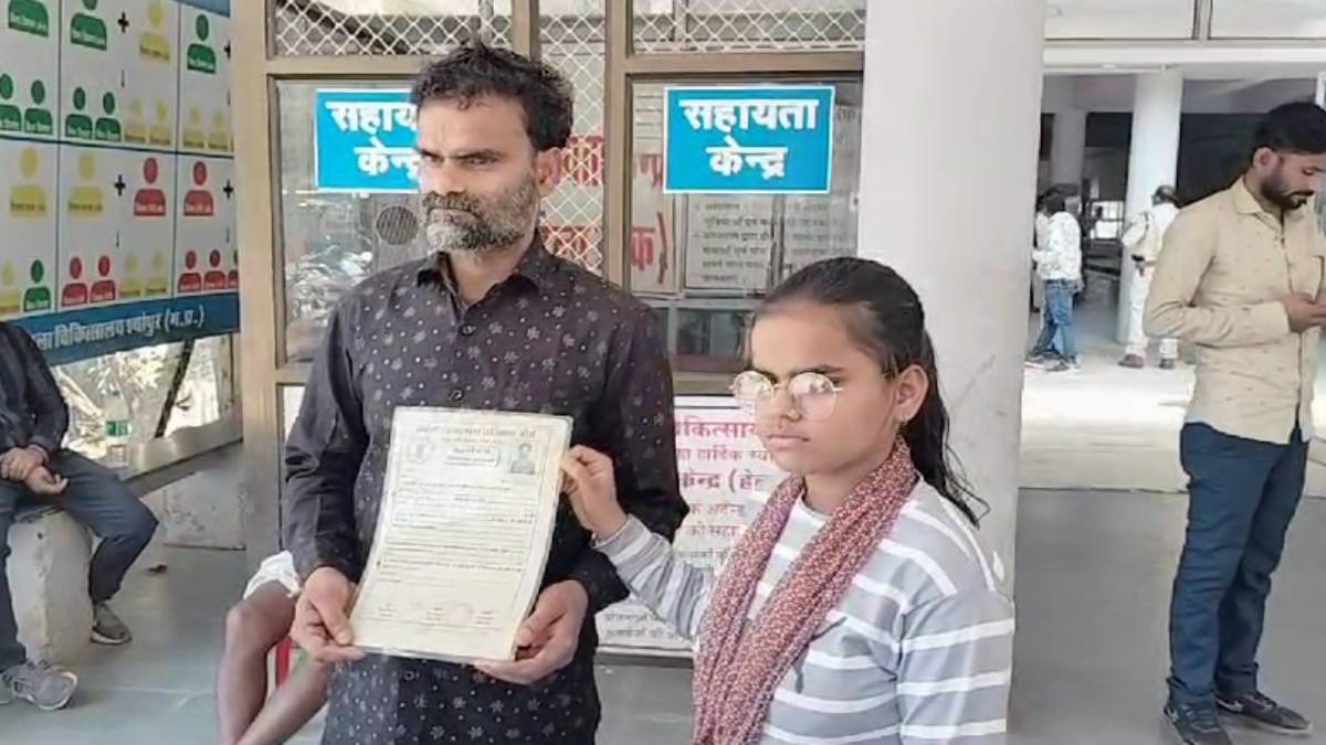 लाचार सिस्टम: 5 दिनों से बेटी के साथ अस्पताल के चक्कर लगा रहा दिव्यांग पिता, कन्नी काट रहे जिम्मेदार, जानिए क्या है मामला