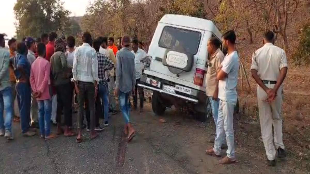 प्रसिद्ध देवी धाम में हादसा: तेज रफ्तार टैक्सी पलटी, 10 लोग घायल, एक का हाथ कटा, अवैध टैक्सियों का गढ़ बना सलकनपुर