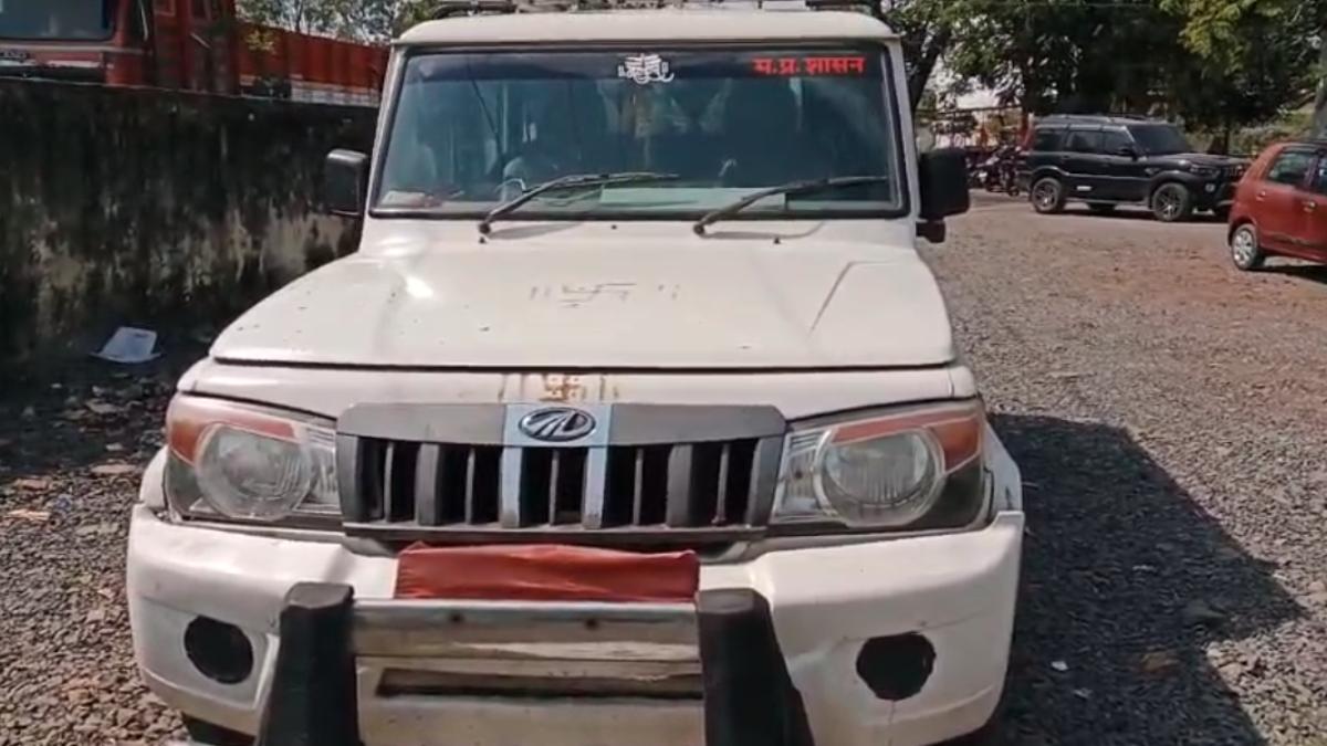 मध्य प्रदेश शासन लिखे वाहन से शराब तस्करी: 29 पेटी अवैध शराब जब्त, 2 आरोपी गिरफ्तार, सरकारी गाड़ी का हो रहा दुरुपयोग
