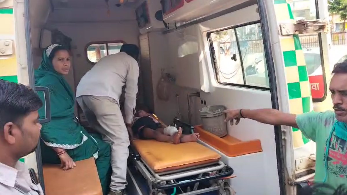 CG ACCIDENT: बच्चों से भरी स्कूल बस को तेज रफ्तार ट्रक ने मारी टक्कर, हादसे में केयरटेकर समेत 16 बच्चे हुए घायल