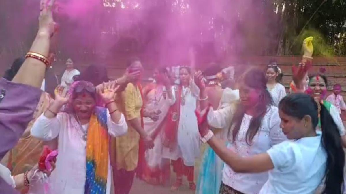 होली की खुमारी: होलिका दहन के पहले महिलाओं ने उड़ाया रंग-गुलाल, फाग गीतों पर जमकर थिरकीं