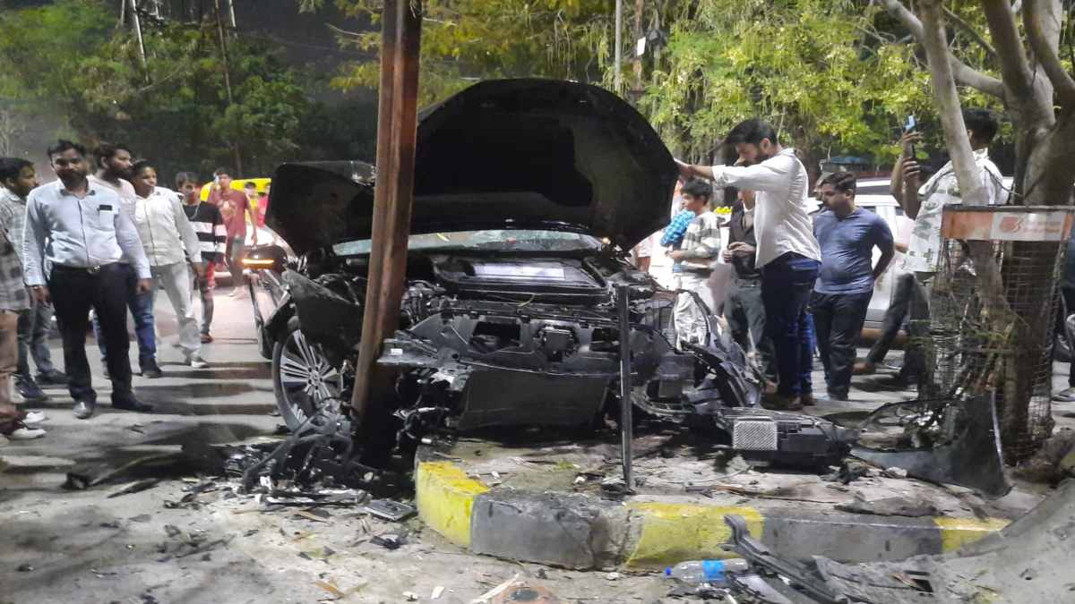 बिजली के खंभे से टकराई BMW कार: स्पीड कंट्रोल नहीं कर पाई युवती, दोपहिया वाहन को भी मारी टक्कर
