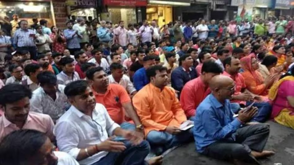 दिल्ली में नमाज विवाद पर अब सड़क पर पढ़ी हनुमान चालीसा