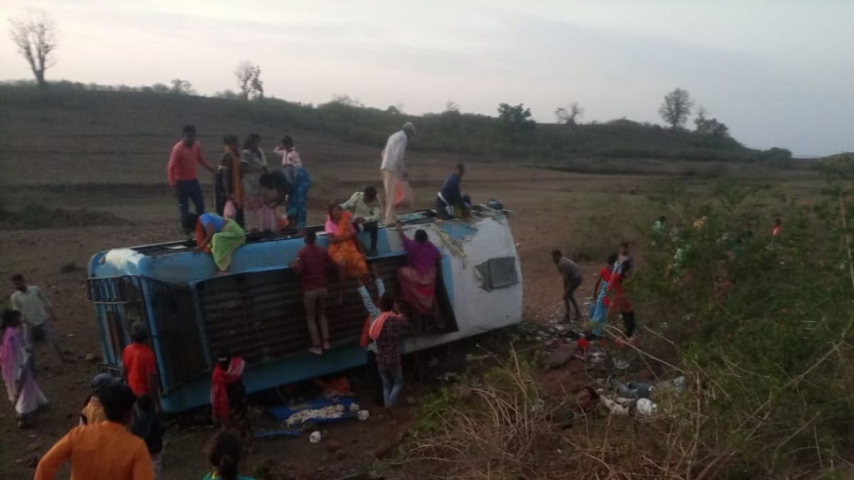 MP Road Accidents: अनियंत्रित होकर पलटी यात्री बस, मची चीख-पुकार, मुरैना में दो बाइकों की आमने-सामने हुई टक्कर, 3 गंभीर रूप से घायल