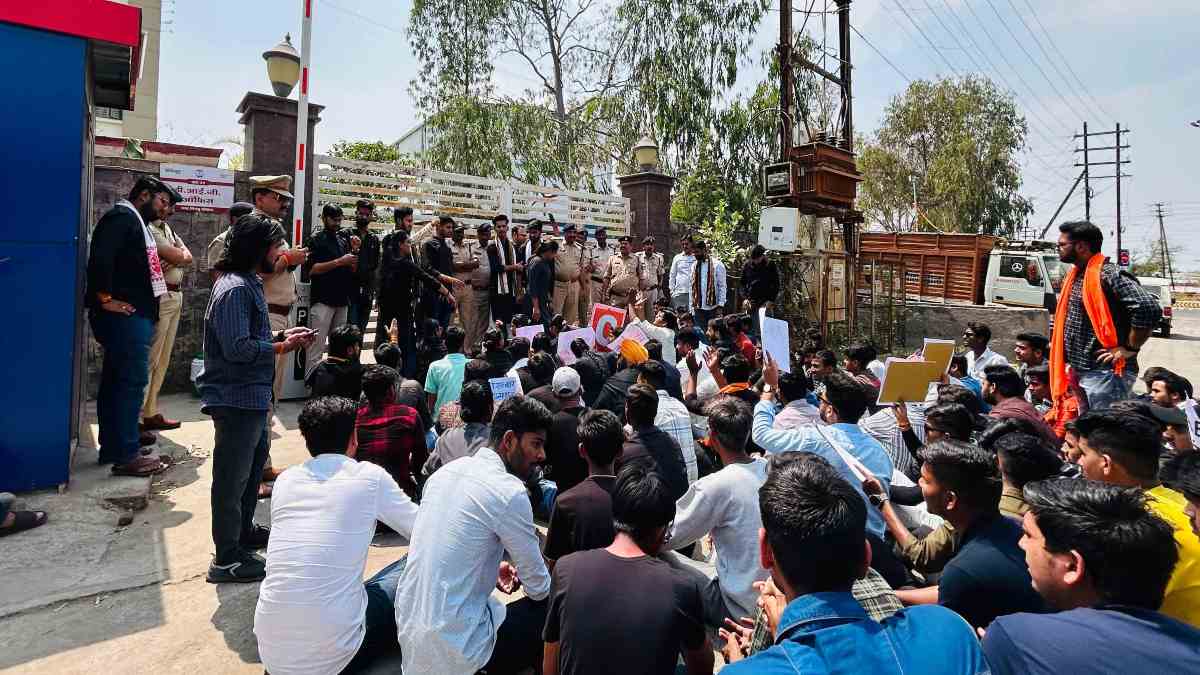 ABVP ने किया कमिश्नर ऑफिस का घेराव: RGPV भ्रष्टाचार मामले में दोषियों की गिरफ्तारी की मांग, पुलिस पर लगाए ये गंभीर आरोप