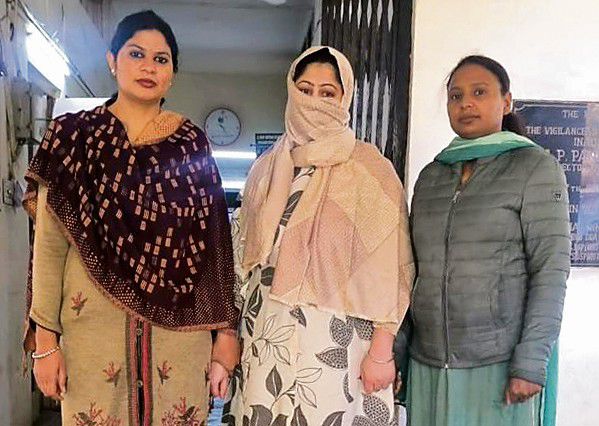 विजीलेंस की फर्जी लेडी अफसर गिरफ्तार, झूठा केस बनाने की धमकी देकर लिए थे 25 लाख