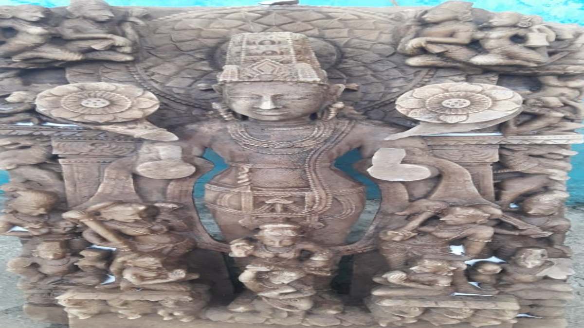 खेत में खुदाई के दौरान मिली 10वीं शताब्दी की प्रतिमा: पूजा-अर्चना करने लोगों की उमड़ी भीड़, पुलिस ने अपनी सुरक्षा में रखी मूर्ती