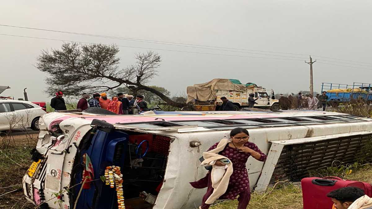 MP Road Accident: अनियंत्रित होकर पलटी यात्री बस, मची चीख पुकार, बाइक सवार की मौत, बच्चे समेत 8 से ज्यादा घायल