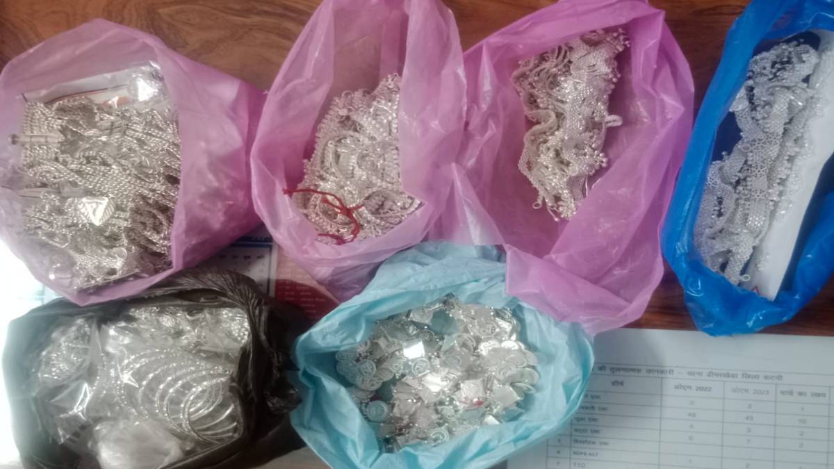 चेकिंग अभियान के तहत बड़ी सफलता: कार से 4 लाख 50 हजार रुपये की चांदी जब्त, आरोपी से पूछताछ जारी