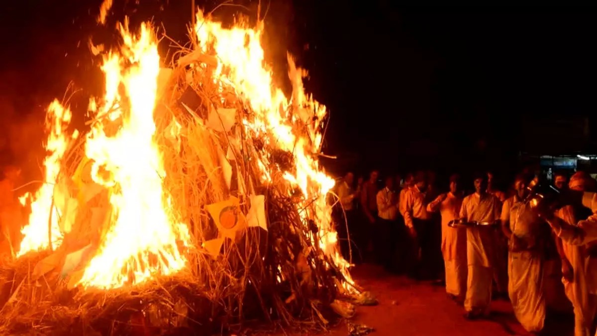 HOLI 2024 : होलिका दहन पर रहेगा भद्रा का साया, रात 10:50 से शुरू होगा शुभ मुहूर्त