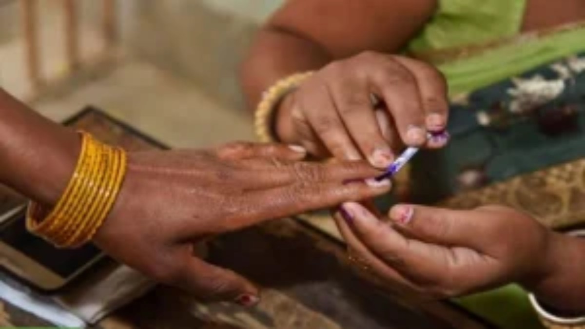 मतदाताओं को धूप से बचाने विशेष इंतजाम: निर्वाचन अधिकारी ने दिए महत्वपूर्ण निर्देश, पैरा-मेडिकल स्टॉफ भी रहेगा तैनात