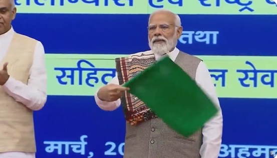 PM Modi ने 10 नई वंदे भारत ट्रेनों को दिखाई हरी झंडी, देखें ट्रेनों की पूरी सूची