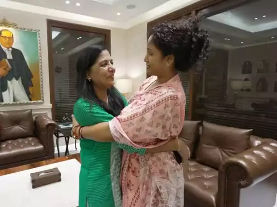 दिल्ली में सुनीता केजरीवाल से मिली कल्पना सोरेन