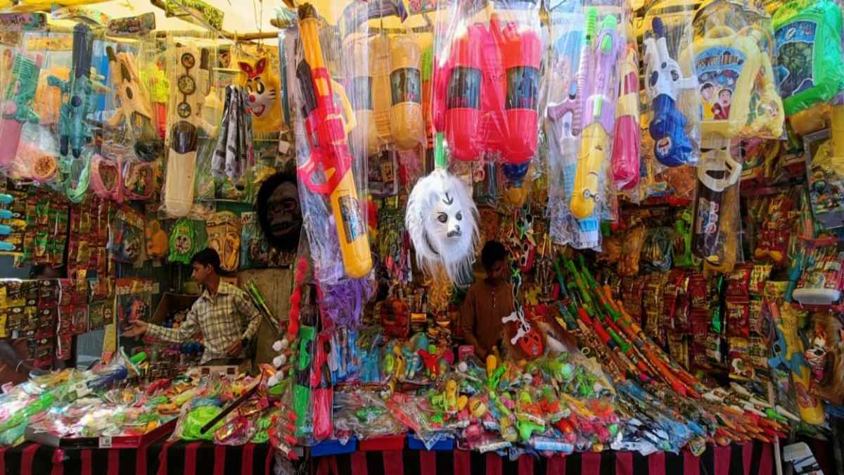 होली के लिए सजे बाजार: डिमांड में इको फ्रेंडली कलर्स, दुकानदारों को अच्छी कमाई की उम्मीद
