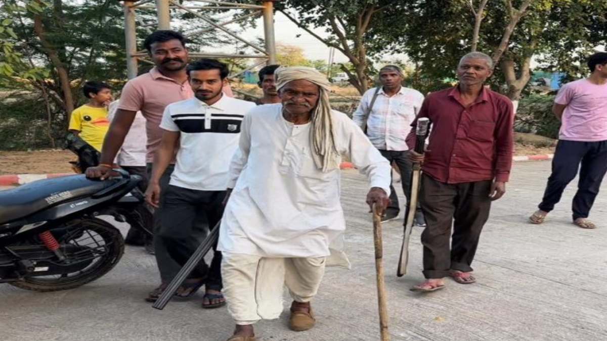 एक हाथ में डंडा दूसरे हाथ में बंदूक लिए थाने पहुंचा बुजुर्ग: पुलिस रह गई दंग, फिर पुष्पहार से किया स्वागत, जानें क्या है मामला