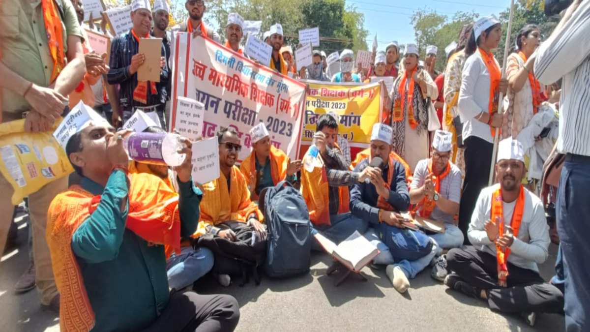 BJP कार्यालय के बाहर शिक्षकों का प्रदर्शन, रामायण और भगवान राम की तस्वीर लेकर की नारेबाजी