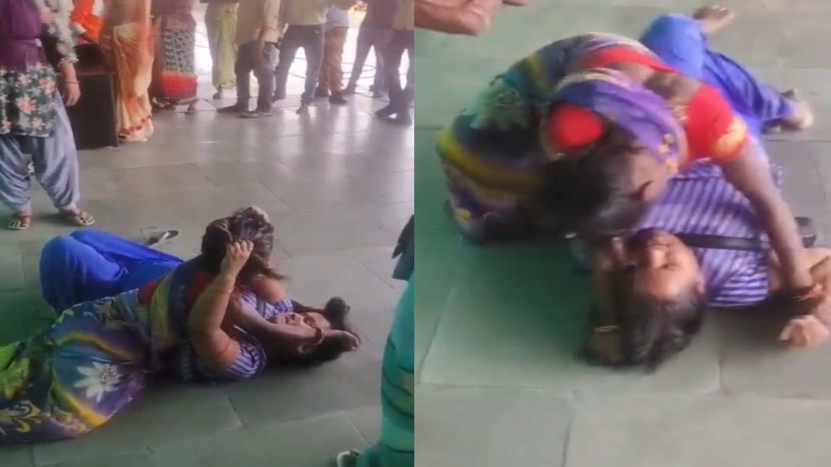 रेलवे स्टेशन बना अखाड़ा: दो महिलाओं ने एक दूसरे को पटक पटककर पीटा, तमाशबीन बने देखते रहे लोग