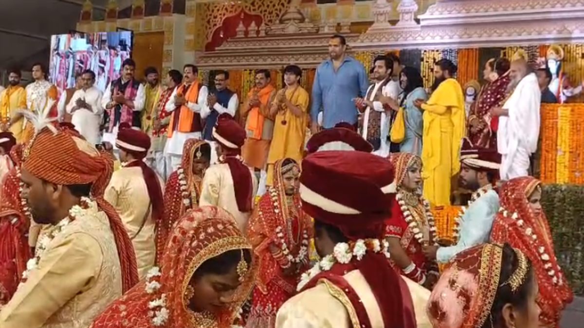 बागेश्वरधाम पहुंचे CM मोहन: सामूहिक कन्या विवाह महोत्सव में हुए शामिल, धीरेंद्र शास्त्री से की मुलाकात