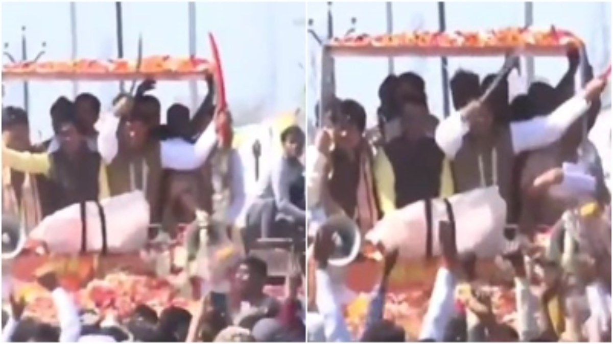 CM मोहन का जुदा अंदाज: रोड शो के दौरान दिखाया तलवारबाजी का हुनर, देखें VIDEO 