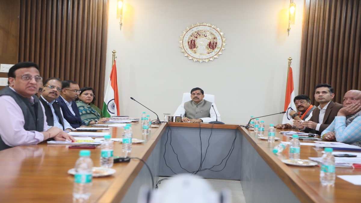 अयोध्या से लौटते ही सीएम डॉ मोहन ने आगामी कार्यक्रमों की ली तैयारी बैठक, मुख्य सचिव समेत ये मंत्री रहे मौजूद  