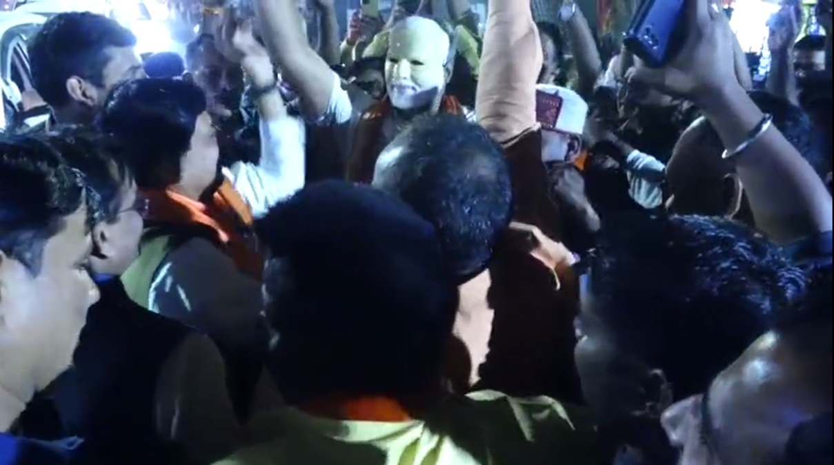 जब मुख्यमंत्री ने पहना PM मोदी का मुखौटा, सीएम का जुदा अंदाज देख हर कोई हुआ हैरान, Video Viral