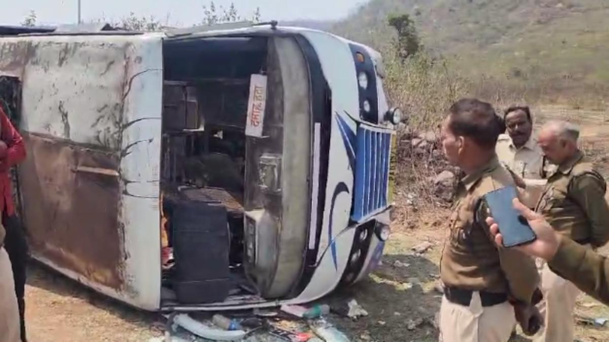 अनियंत्रित होकर पलटी बस: 5 से अधिक घायल, 40 यात्री थे सवार