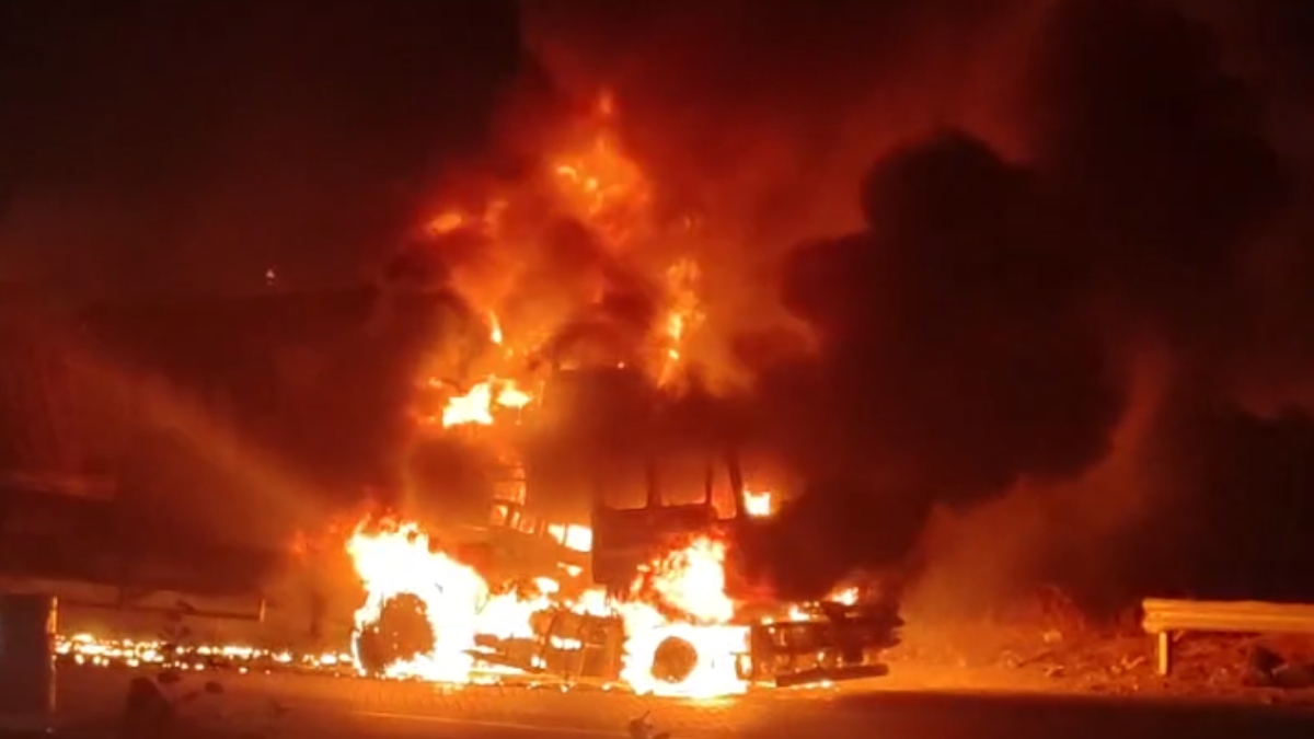 ट्रेलर में लगी भीषण आग: धू-धूकर जल उठा, ड्राइवर ने कूदकर बचाई जान   