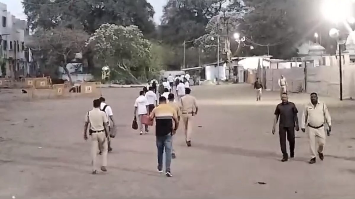 Dhar Bhojshala Survey: भोजशाला में आठवें दिन भी सर्वे जारी, शुक्रवार होने के चलते जल्दी पहुंची ASI टीम