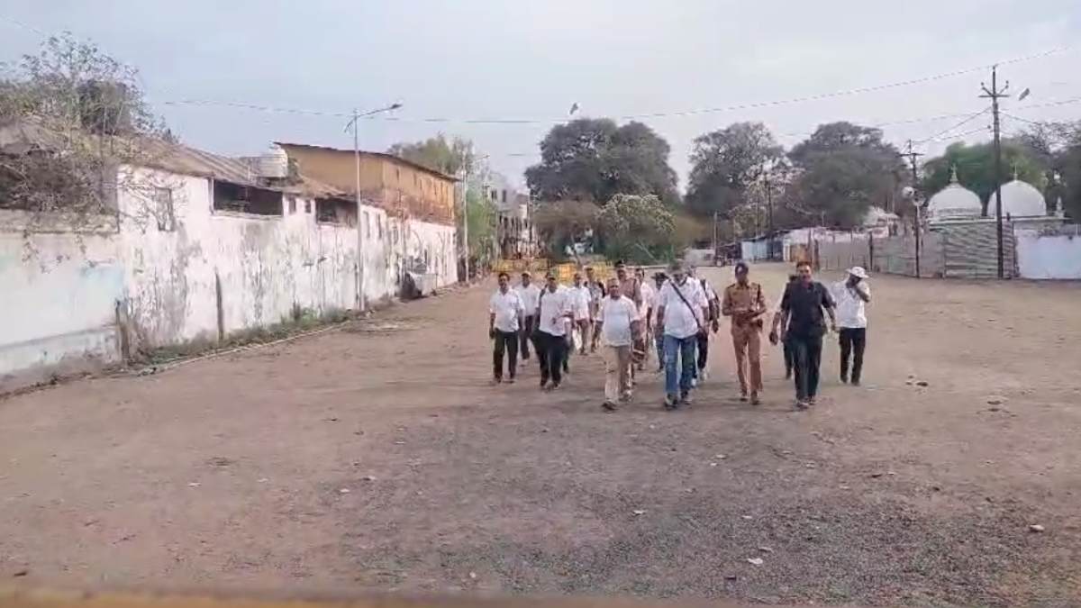 Dhar Bhojshala Survey: ASI ने तीसरे दिन करीब 9 घंटे तक किया सर्वे, 4 जगह की खुदाई, भोजशाला मुक्ति और मुस्लिम पक्षकार रहे मौजूद