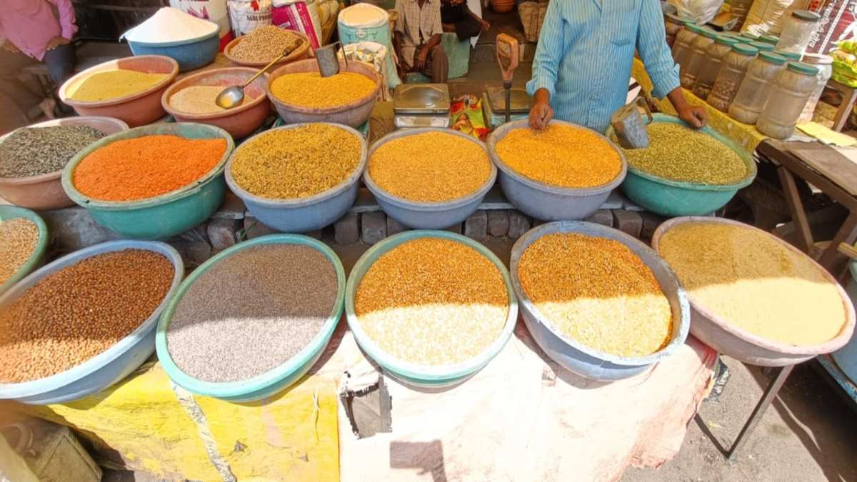 जनता की थाली से गायब हो रही दाल: दामों में फिर हुआ इजाफा, महीनेभर में 15 रुपए और बढ़े भाव