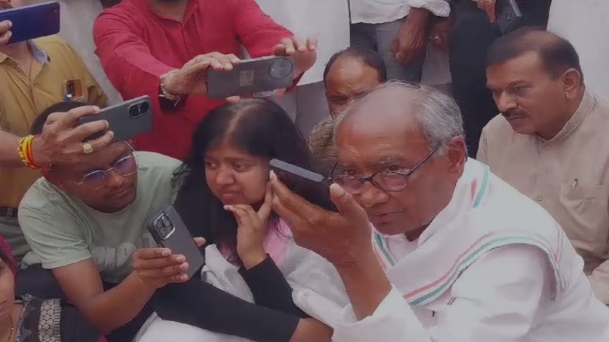 हरदा फटाखा फैक्ट्री ब्लास्ट पीड़ितों की भूख हड़ताल खत्म: धरना स्थल पर पहुंचे दिग्विजय सिंह ने CM से की बात, जल्द मिलेगा मुआवजा