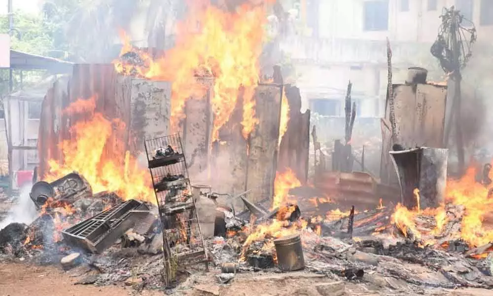 झोपड़ियों में लगी आग, सब कुछ जलकर खाक, राहत की बात नही हुई जनहानि