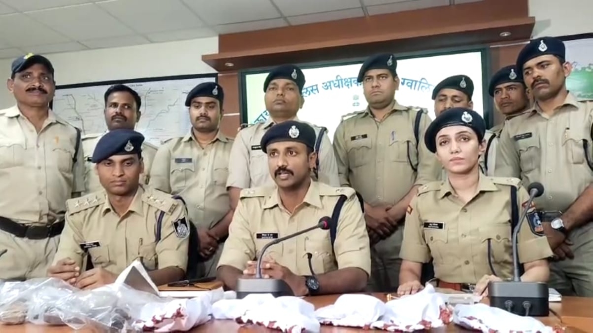 Gwalior Crime: चुनाव से पहले पुलिस को मिली बड़ी सफलता, 2 हथियार तस्करों को पुलिस ने दबोचा, 10 देसी कट्टे के साथ 8 जिंदा कारतूस बरामद 